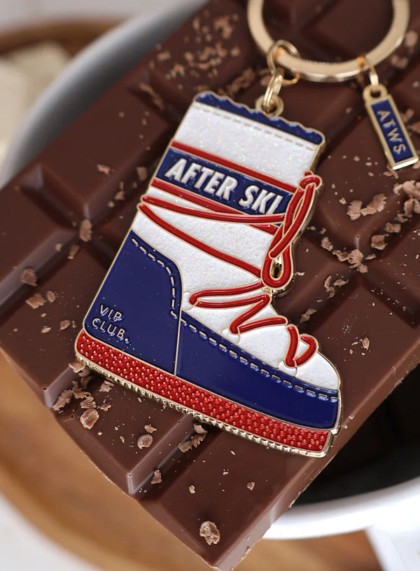Close-up of After Ski enamel keychain – red, white and blue snow boot with glitter details