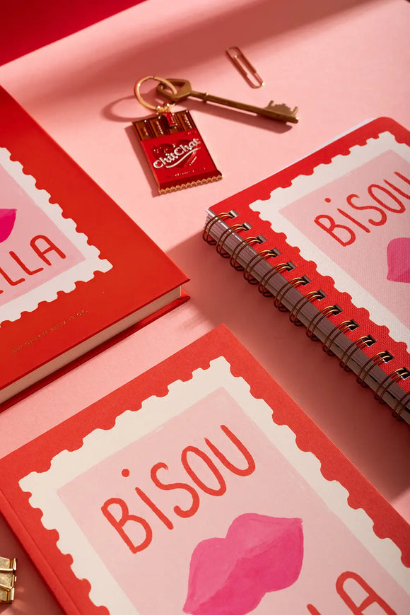 Bisou Bella - Notebook A5: a full collection display including the A5 notebook, a spiral planner, and a chocolate bar keychain.