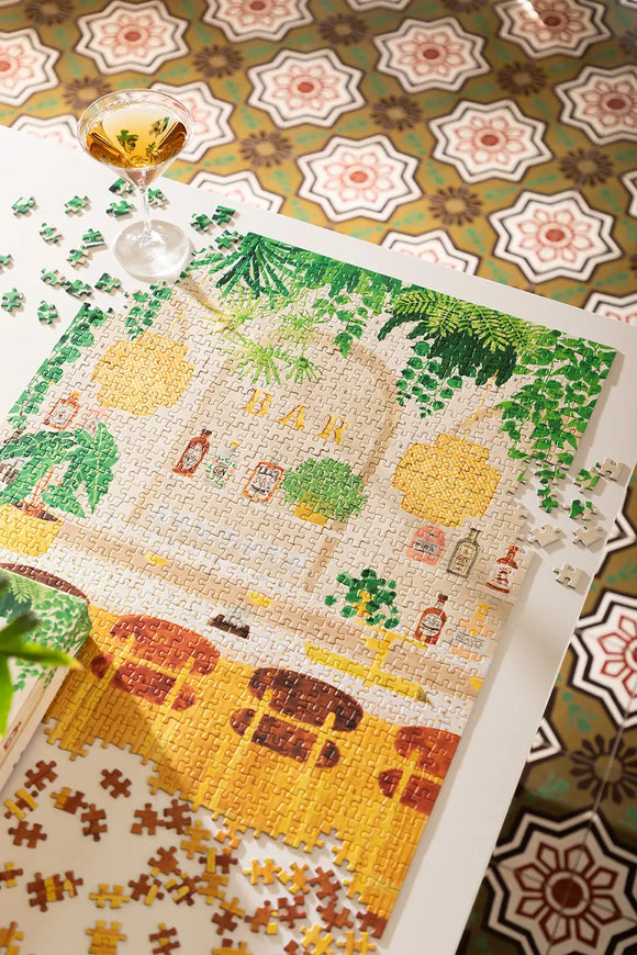 Bar - Puzzle 1000 pieces: overhead view of the 1000-piece bar puzzle with scattered pieces on a white table.