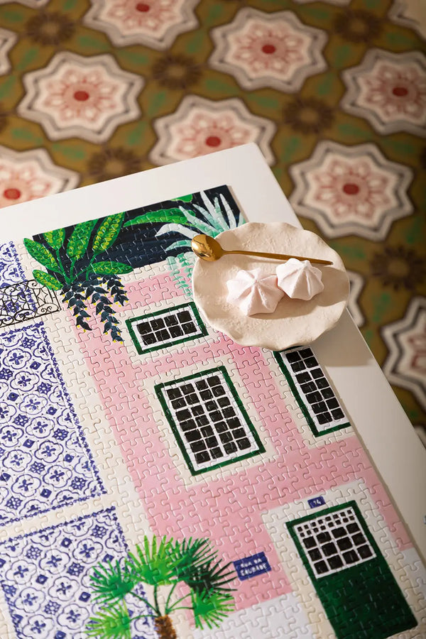 Lisboa - Puzzle 1000 pieces: detailed shot of the puzzle pieces showing the pink house and blue tiles.
