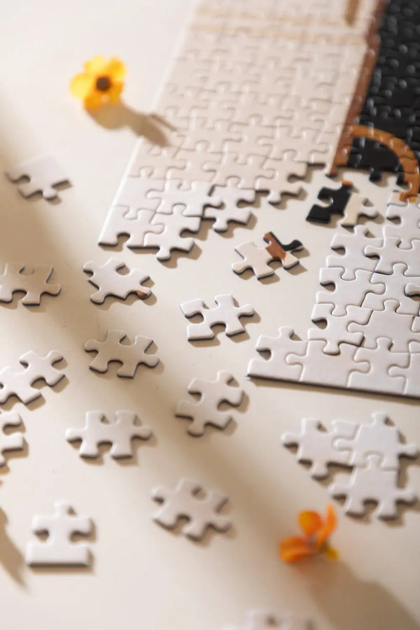 Parisian Door - Puzzle 1000 pieces: macro shot showing the high-quality white and floral puzzle pieces.